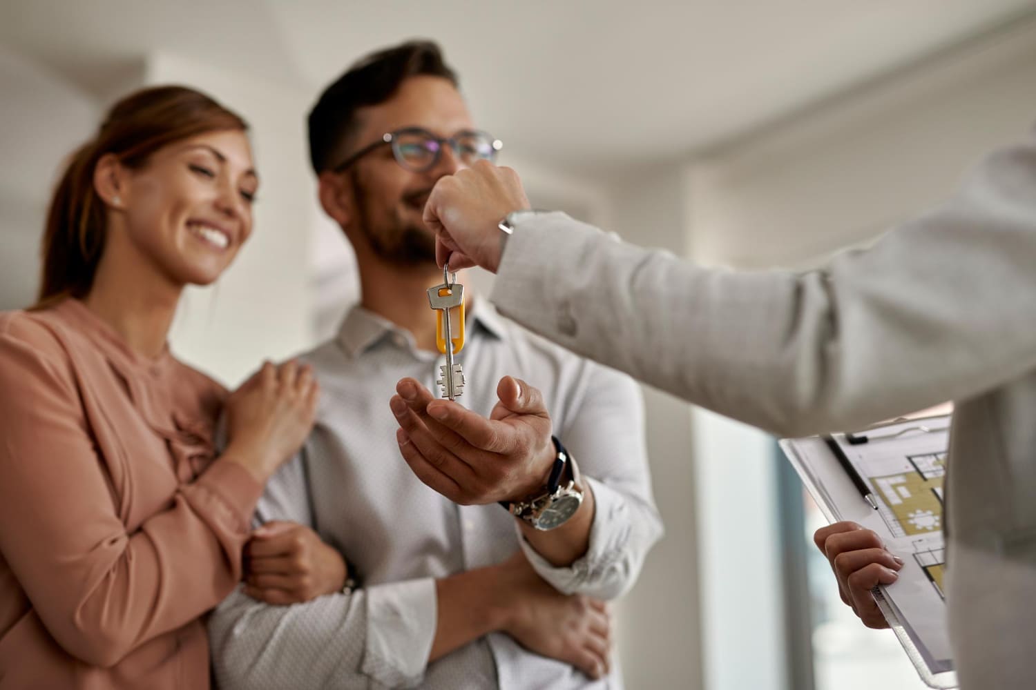 Couple heureux de leurs crédit immobilier accordé par Avoir mon Pret